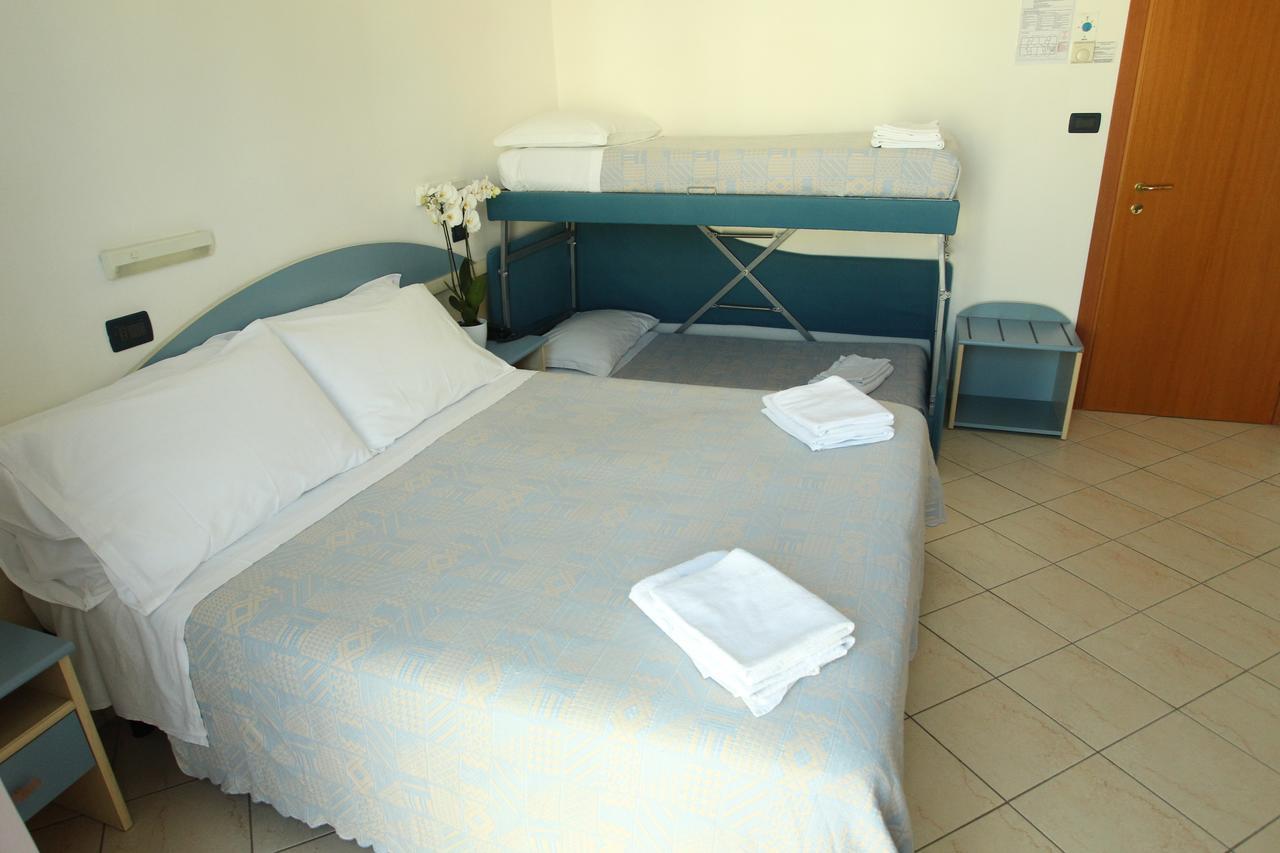 Hotel Giorg - Waterpark Included Rimini Exteriör bild